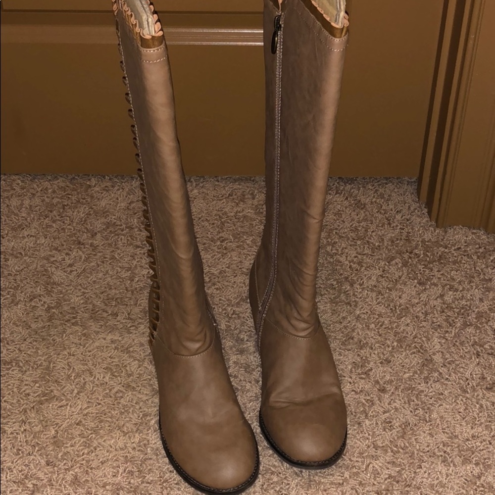 Dr. Scholl’s tan knee high boot. Size 9 ½
